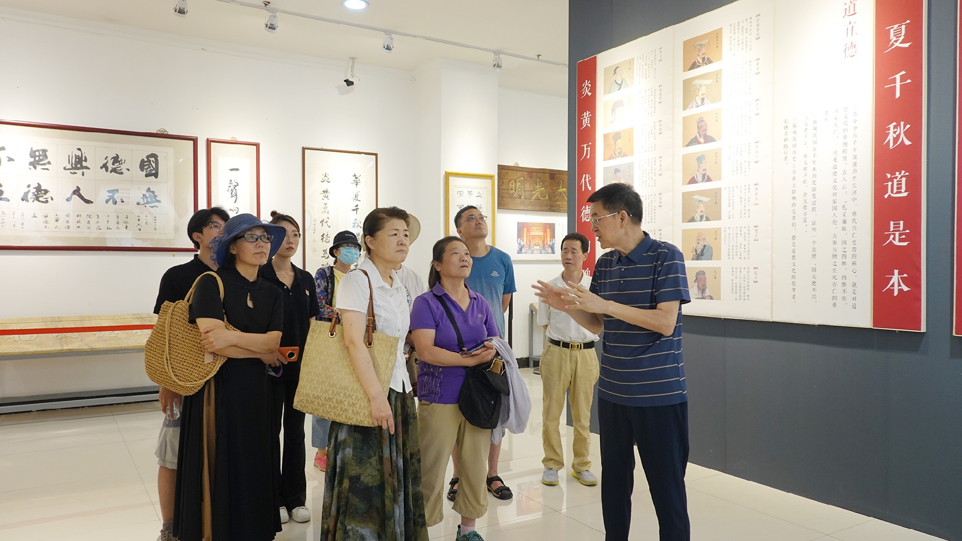 參觀崇德堂博物館文化展示區(qū)