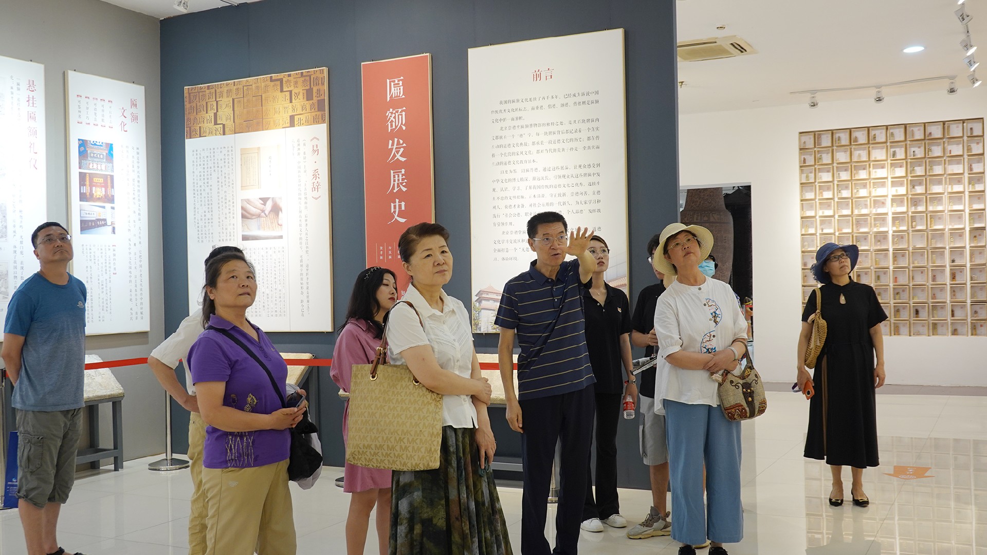 參觀崇德堂博物館文化展示區(qū)