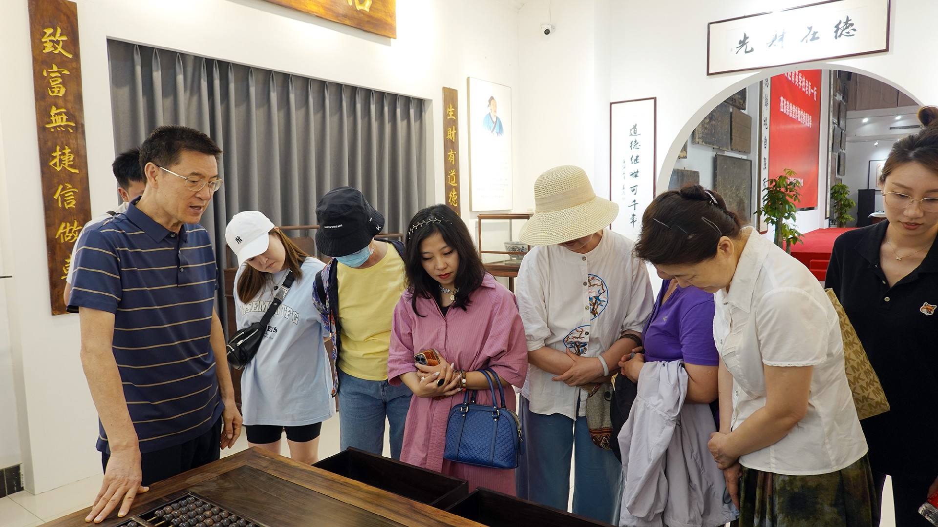 參觀崇德堂博物館文化展示區(qū)