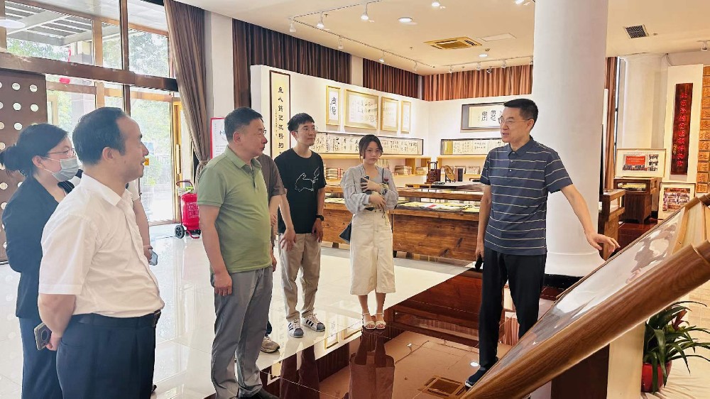 中國傳媒大學藝術(shù)研究院院長王廷信帶領(lǐng)研究生學生蒞臨崇德堂博物館，共同探索藝術(shù)之美