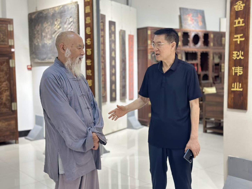 著名學(xué)者趙文竹老師蒞臨崇德堂博物館，題寫“培義養(yǎng)德”，館長(zhǎng)贈(zèng)送藏頭聯(lián)表達(dá)敬意