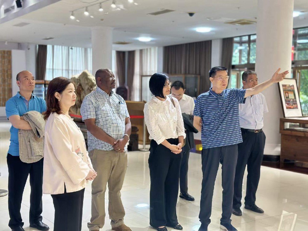 肯尼亞重要客人蒞臨崇德堂博物館，學(xué)習(xí)中國(guó)道德文化
