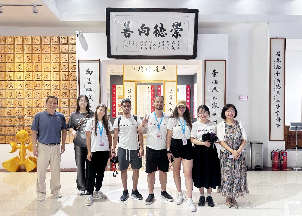 北京國(guó)際漢語(yǔ)研究學(xué)院留學(xué)生參觀崇德堂博物館，深入了解中國(guó)道德文化與古代傳統(tǒng)技藝