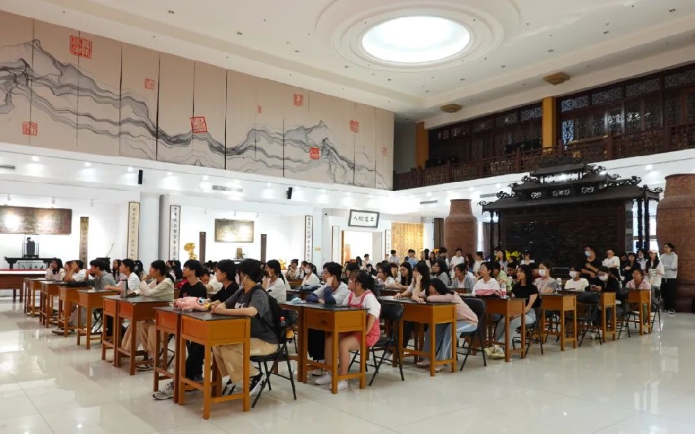 北海藝術(shù)設(shè)計(jì)學(xué)院師生走進(jìn)崇德堂博物館 共赴傳統(tǒng)文化之旅