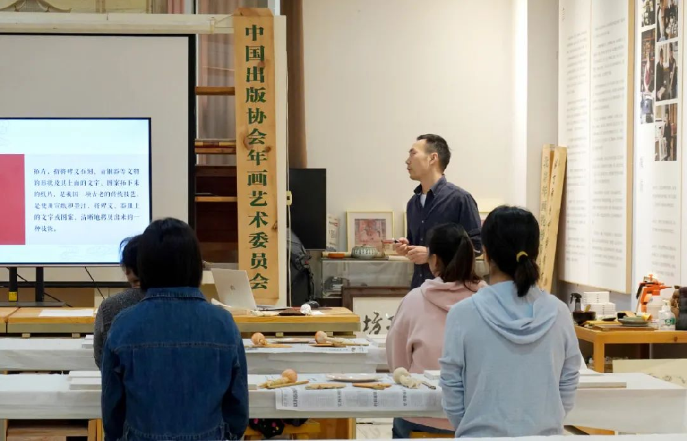 觀音堂社區(qū)走進(jìn)崇德堂 感受古法傳拓魅力