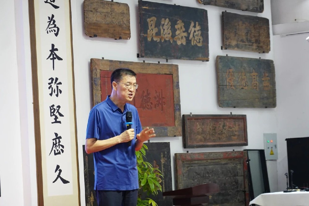 “十年堅守，崇德樹人” | 北京電視臺《晚晴》欄目專訪崇德堂博物館館長李培義
