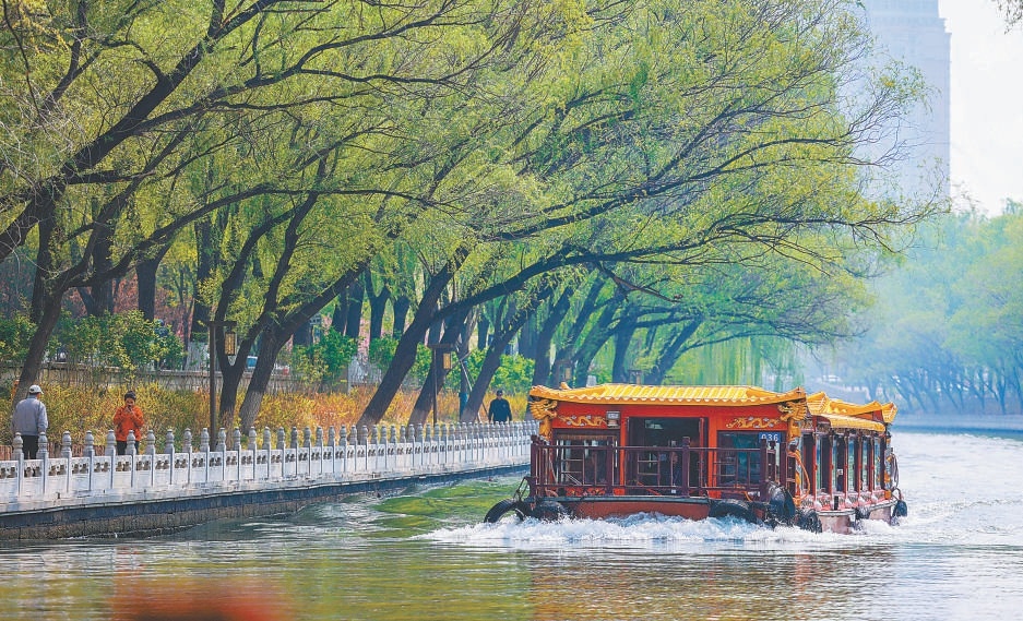 圖為南長河水路的游船。