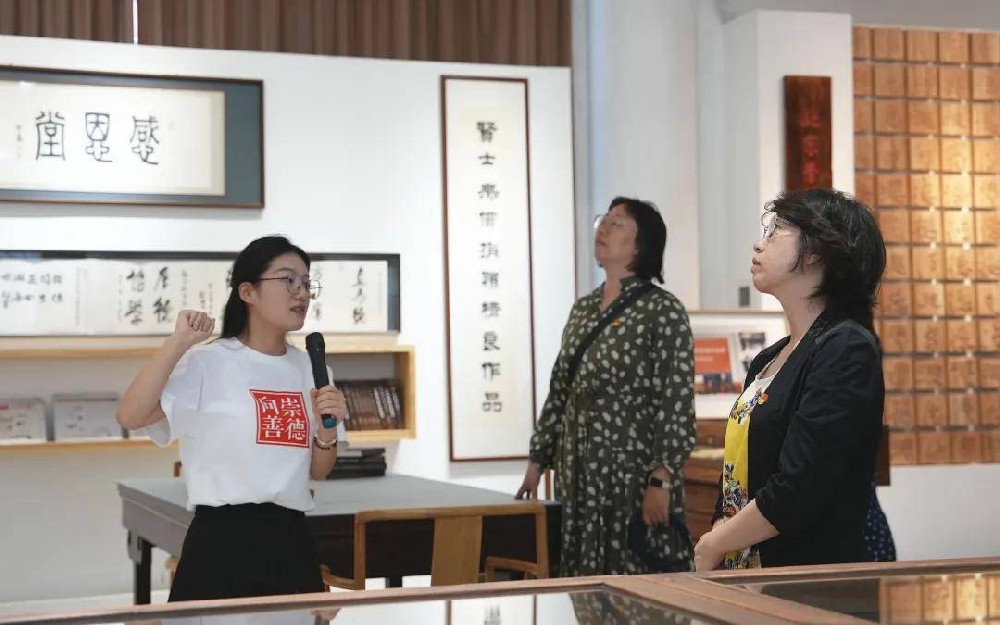 朝陽(yáng)區(qū)婦聯(lián)成員一行蒞臨崇德堂博物館參觀指導(dǎo)