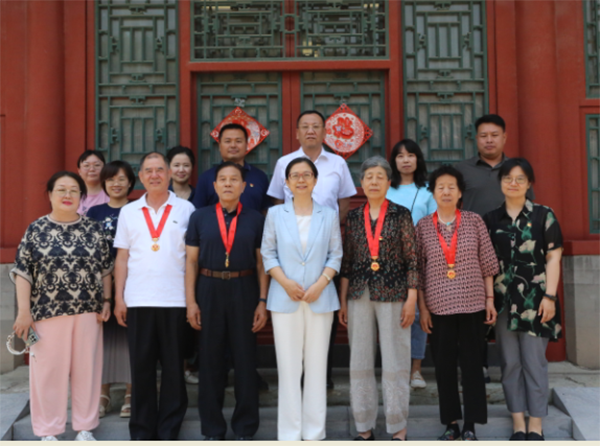 市文物局舉行“光榮在黨50年”紀念章頒發(fā)儀式