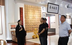 中國(guó)社會(huì)工作聯(lián)合會(huì)副會(huì)長(zhǎng)、中社聯(lián)婦女與婚姻家庭委員會(huì)主任委員喬恒先生一行蒞臨崇德堂博物館參觀調(diào)研指導(dǎo)